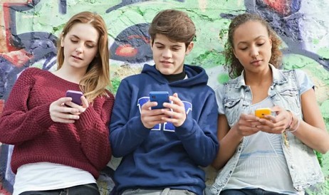 Adolescente vince $ 1.800 dalla madre per non aver utilizzato i social media per sei anni