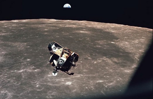 Die Mondlandefähre der Apollo-11-Mission fliegt nach neuen Berechnungen weiter um den Mond