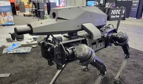Robot armato di Ghost Robotics con un fucile da cecchino pesante