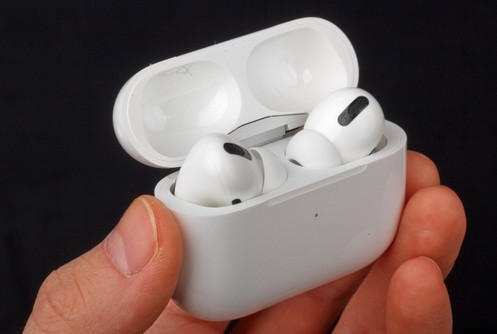 Apple은 AirPod를 보청기 및 온도계로 사용할 가능성을 모색하고 있습니다.