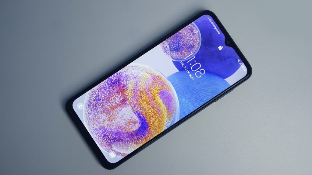 스마트 폰 Samsung Galaxy A14에는 이전 제품과 같은 배터리가 제공됩니다.