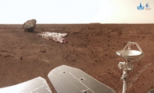 O rover chinês Chzhuzhong descobriu um pára-quedas e uma capa de aterrissagem no planeta