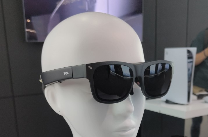 TCL, 가상 140인치 화면을 구현하는 디스플레이 탑재 안경 NXTWEAR S 공개