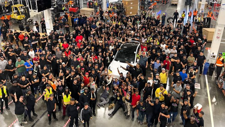 Das 10.000ste Elektroauto wird im Tesla-Werk in Texas montiert