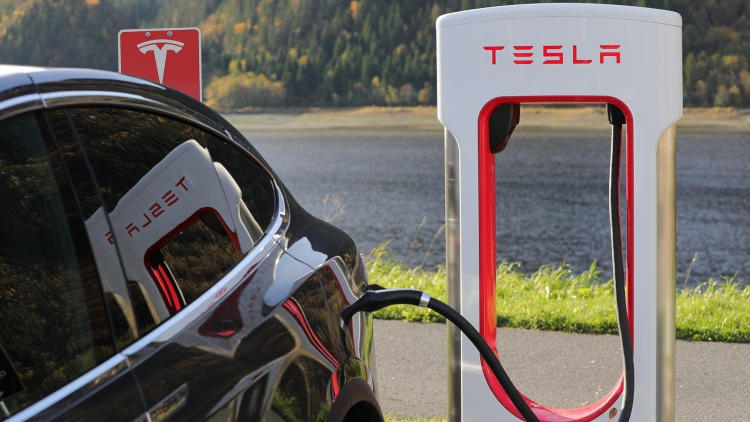 Le azioni Tesla si dividono: un titolo si è trasformato in tre