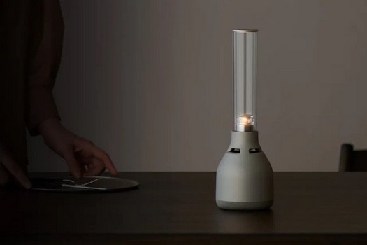 Sony lancia l'altoparlante wireless LSPX-S3 con altoparlante in vetro e forma di lampada a cherosene