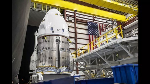 SpaceX는 Crew Dragon 우주선의 화장실에서 디자인 결함을 수정합니다.