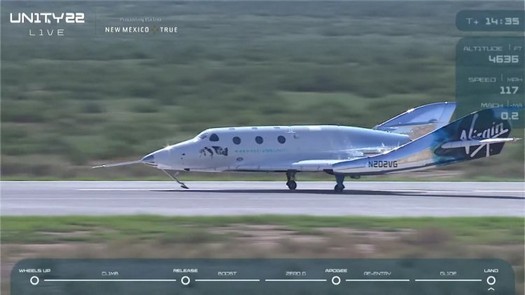Richard Branson atterra con successo dopo un volo suborbitale sulla navicella spaziale Virgin Galactic