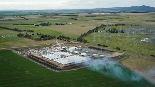 Le plus grand incendie de stockage électrique de Tesla ne s'arrête pas pour le quatrième jour consécutif
